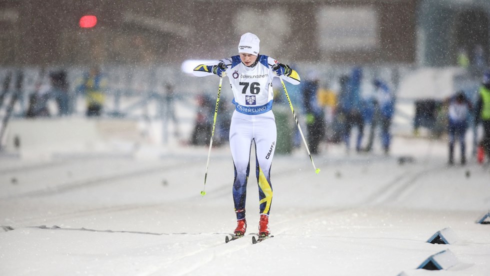 En åkare korsar mållinjen vid en tävling i Östersund.