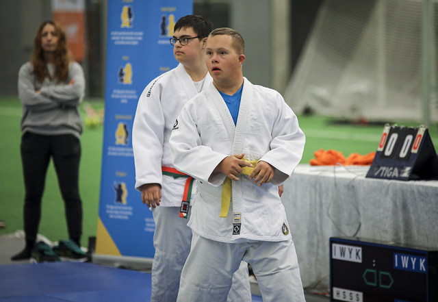 Två dettagare i judo gör sig redo för kamp.