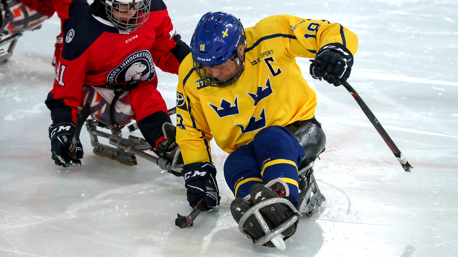 Sveriges lagkapten Peter Ojala i kamp med en norsk spelare.