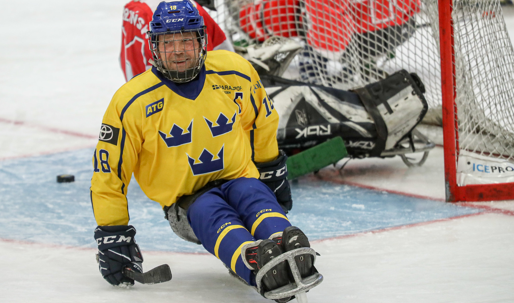 Peter Ojala, lagkapten för det svenska landslaget i paraishockey, ler efter att ha gjort mål. 