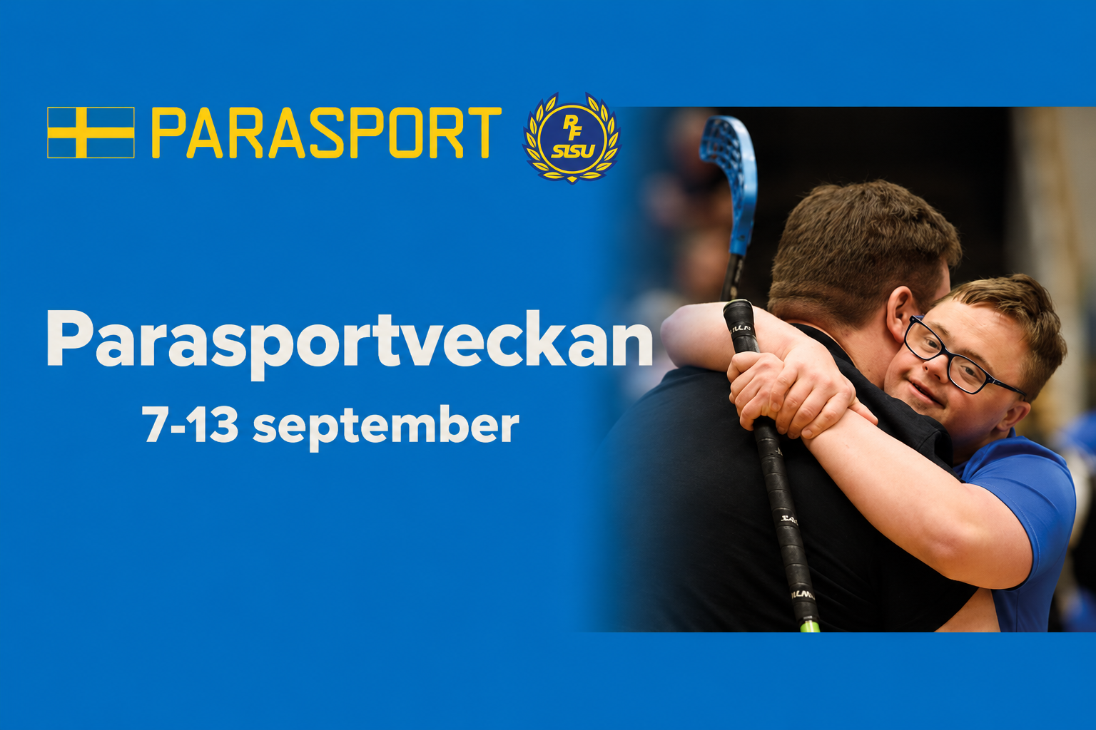 Blå affisch med texten ”Parasportveckan 7–13 september” samt Parasport- och RF-SISU-logotyper. Till höger syns en bild på två personer som omfamnar varandra efter en parasportaktivitet, där den ena håller i en klubba.