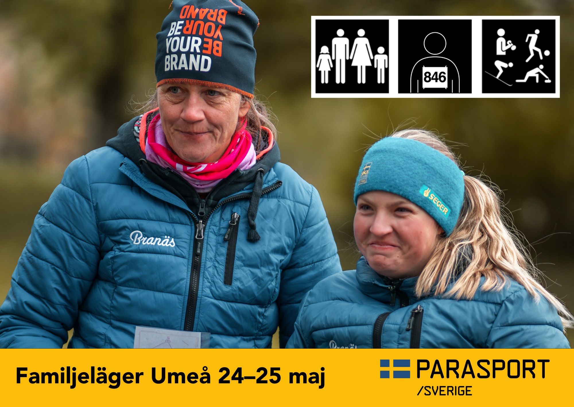 Utomhusmiljö, höst. En mamma och hennes dotter i matchande friluftskläder. Text: Familjeläger 24–25 maj, Parasport Sveriges logotyp.