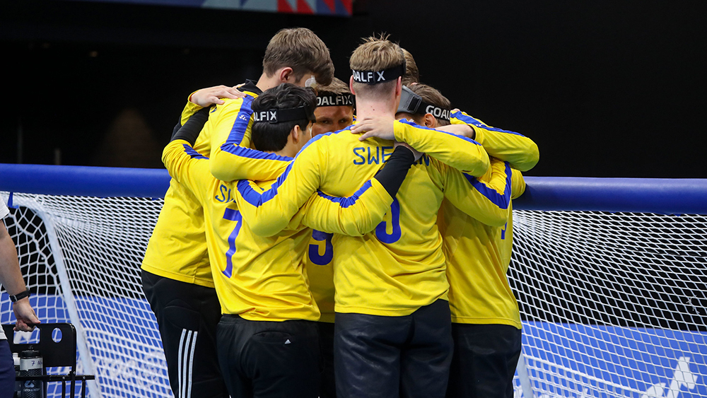 Det svenska laget pratar taktik på C-EM i Rotterdam 2023.