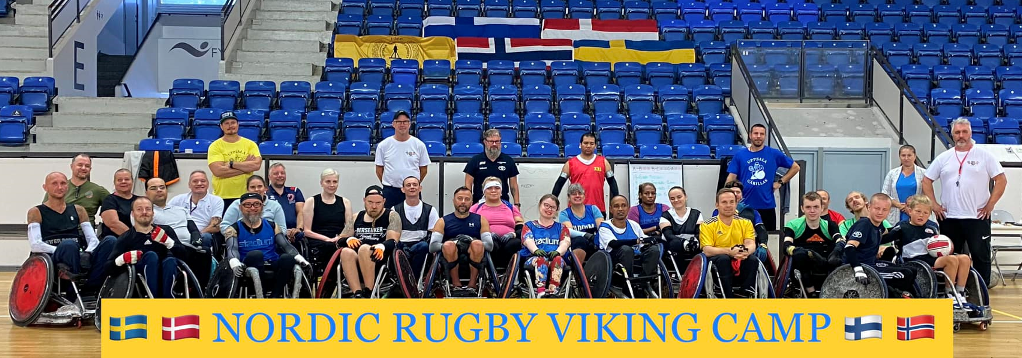Bakgrundsbilden är en gruppbild tagen inifrån en sporthall på hela rugbygänget som deltog under Nordic Rugby Cup den 11-13 augusti 2023