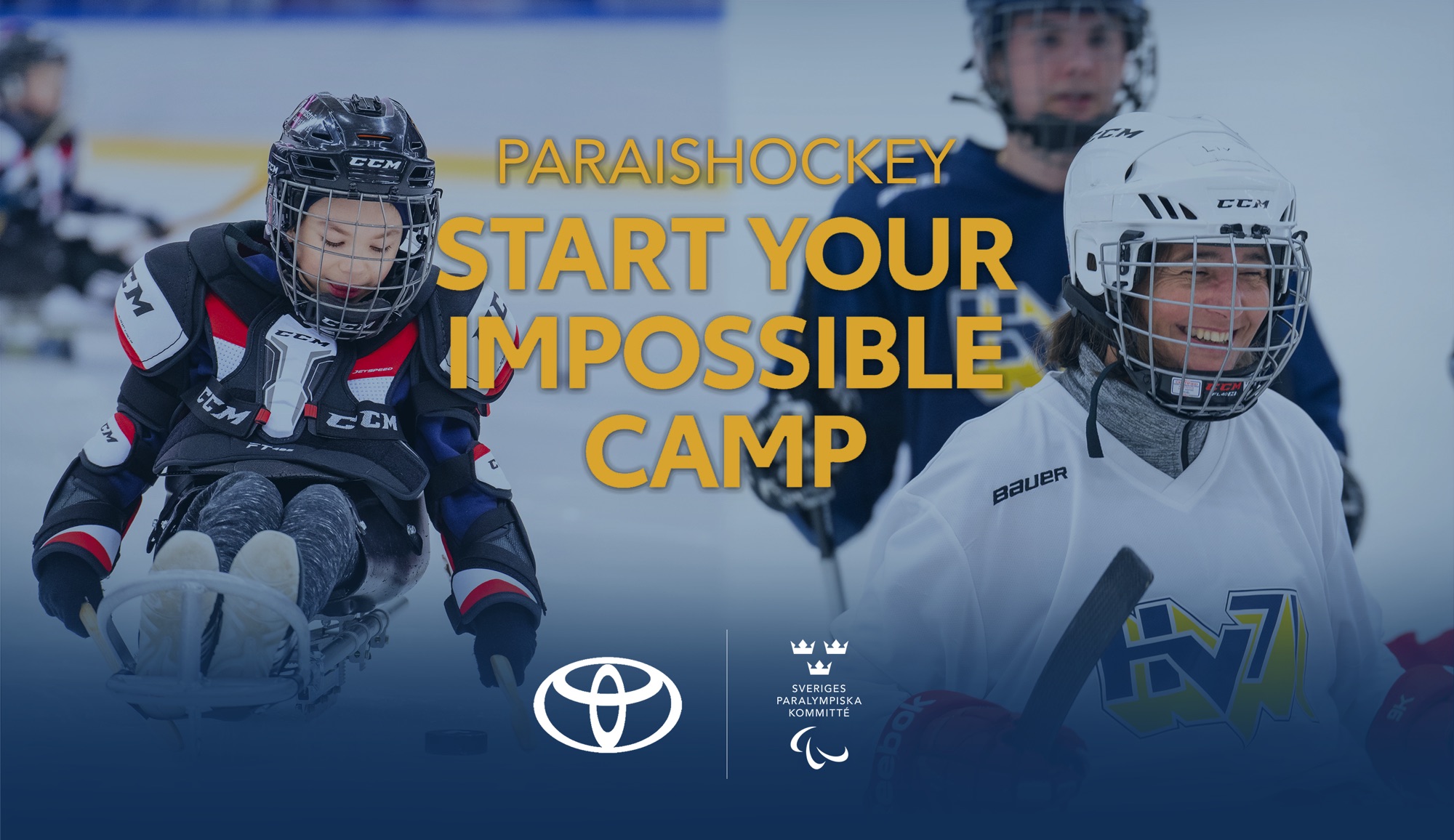 Två bilder på paraishockey, hockey sittande i en skridskokälke. Text: Paraishockey, Start Your Impossible Camp. Logotyper för Sveriges Paralympiska Kommitté och Toyota.