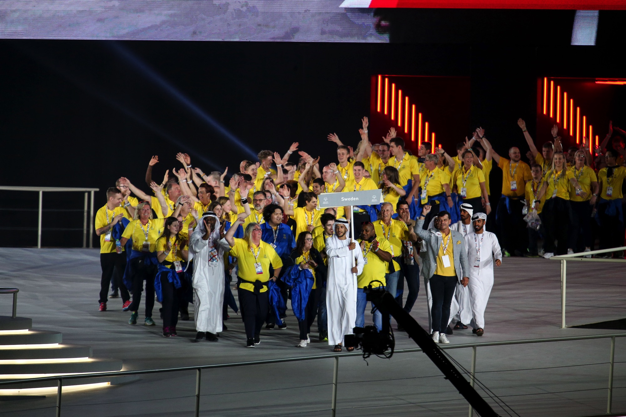 Bild på när Sverigelaget tågade in på invigningsceremonin av Special Olympics World Games i Abu Dhabi.