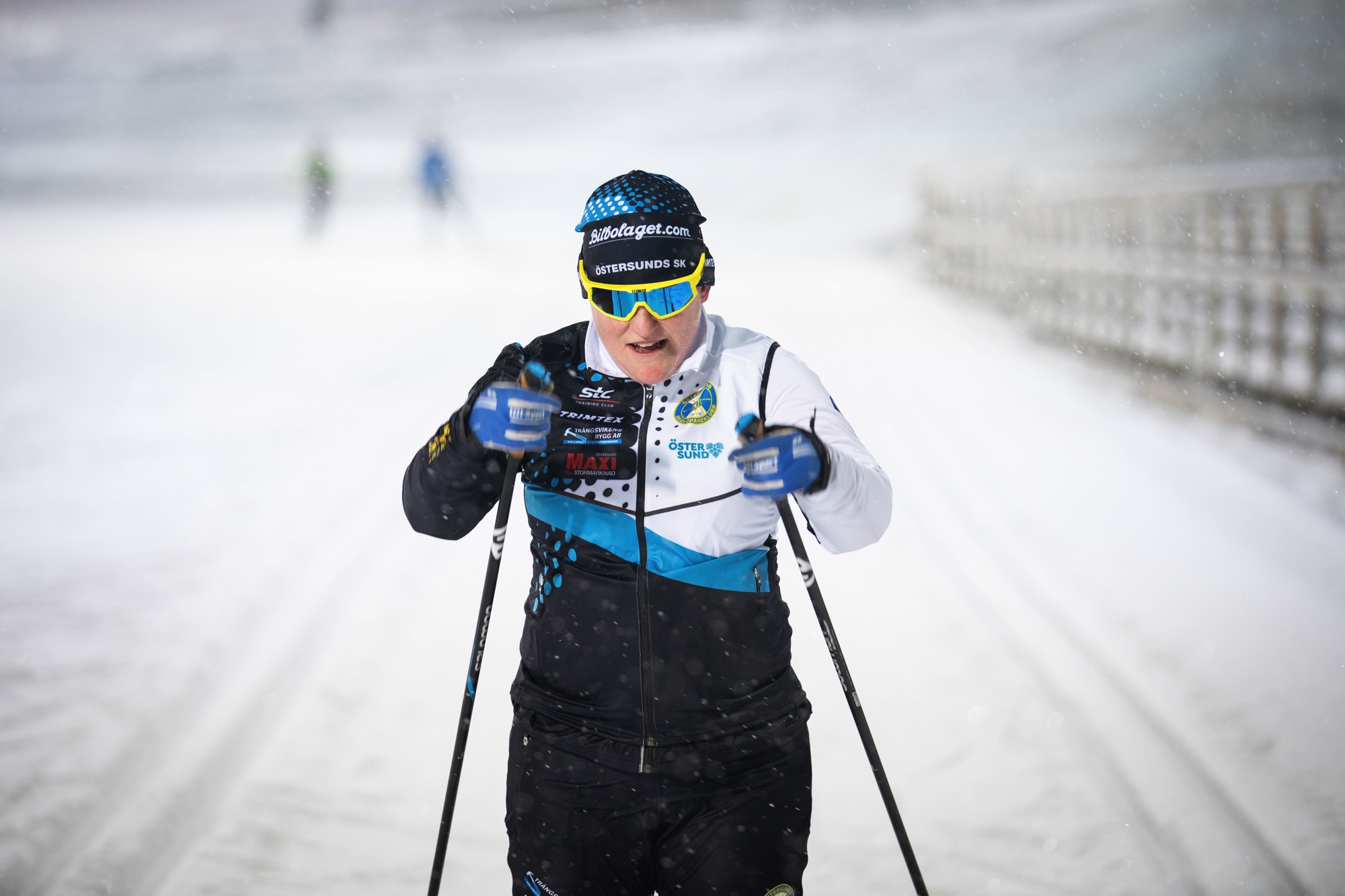 Längdskidåkaren Eva Dahlberg stakar sig fram på en snöig skidstadion i Östersund.