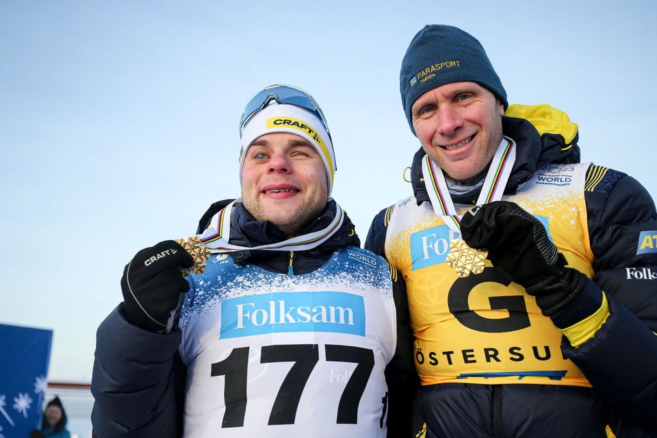 Längdskidåkaren Zebastian Modin och guiden Daniel Rickardsson visar upp sina VM-medaljer.