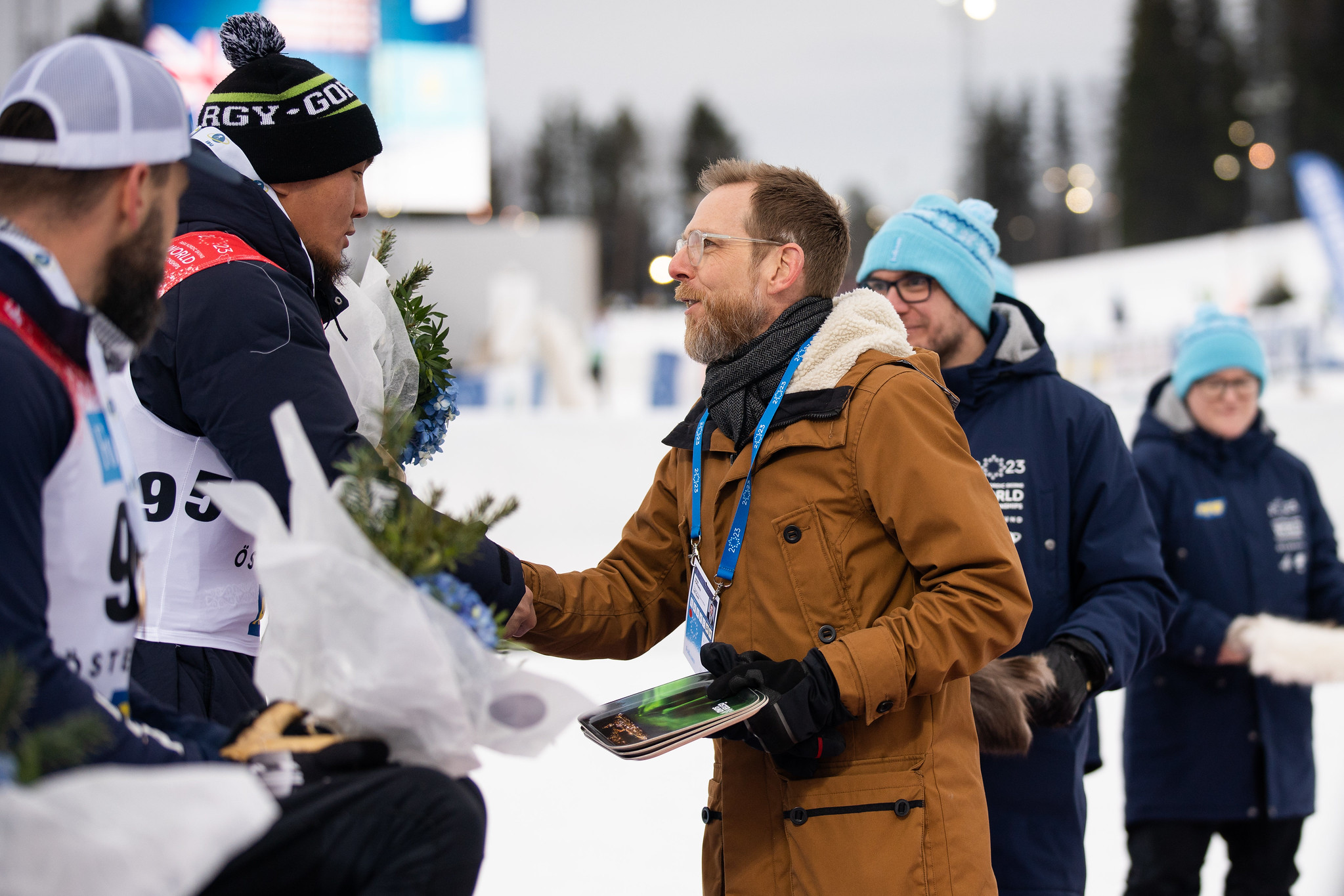 Jakob Forssmed är med på medaljceremonin och gratulerar åkarna. Bild tagen på Jakob i profil.