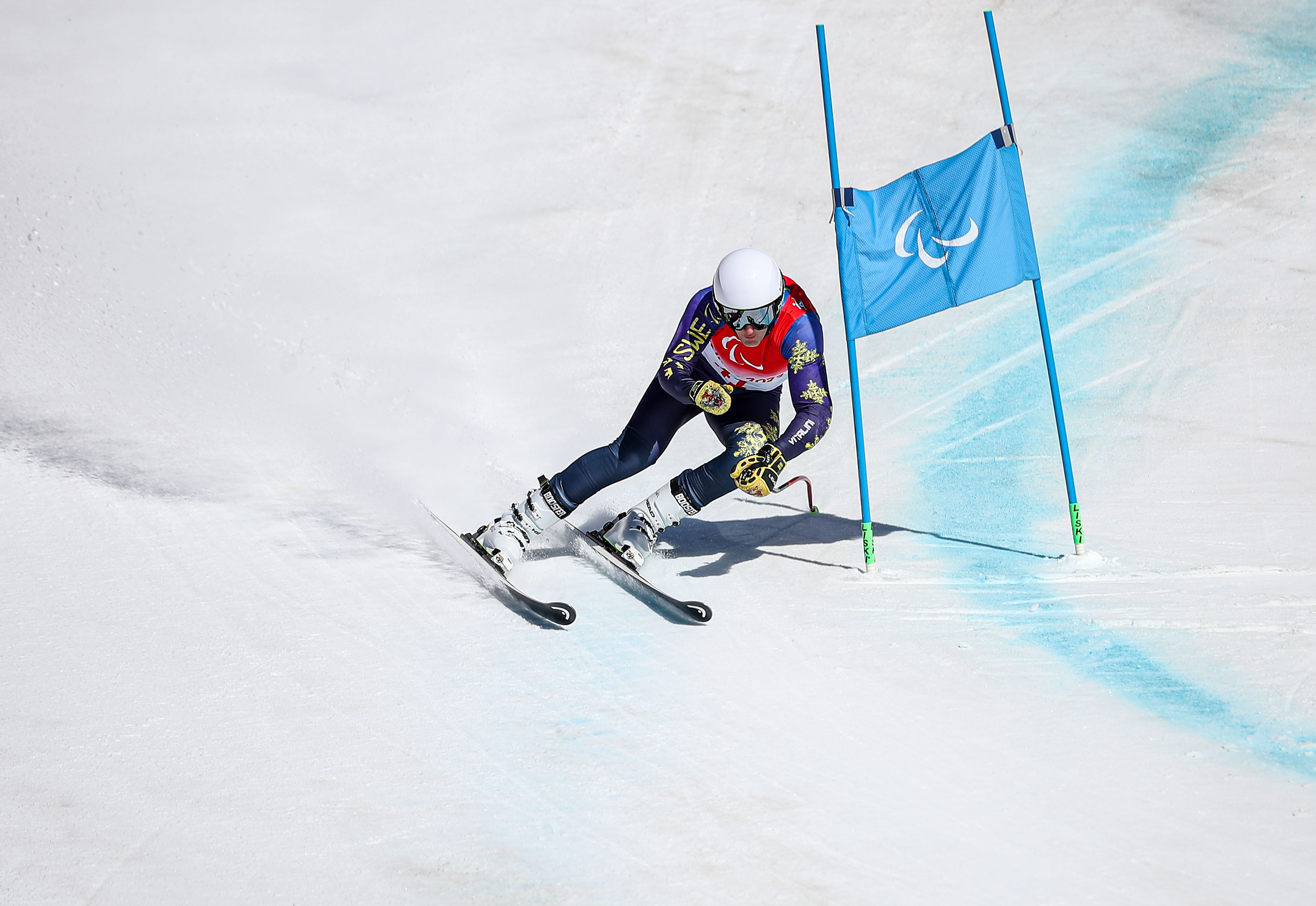Svensk alpinåkare åker i backen under Paralympics.