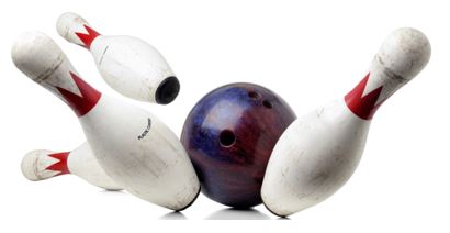 Bowlingkäglor som slås omkull av bowlingklot