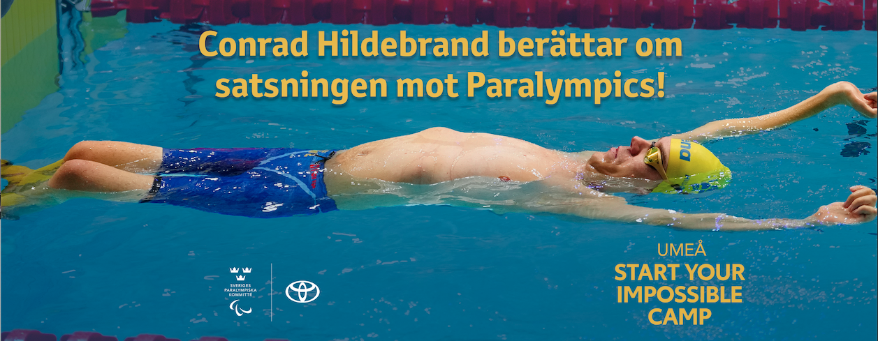 Inomhusmiljö, simbassäng. Conrad Hildebrand ligger på rygg i bassängen, armarna sträckta bakom huvudet, redo att starta. Conrad Hildebrand föreläser om sin satsning mot Paralympics på idrottslägret i Umeå.