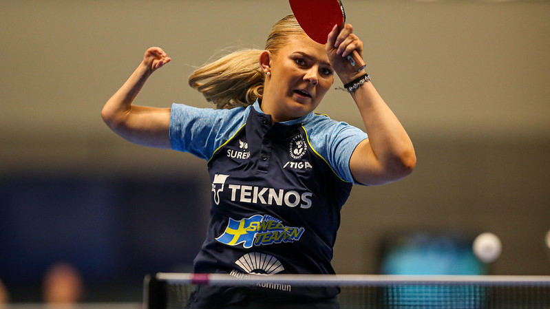 Anja Händén tittar koncentrerat på bollen som är i luften.