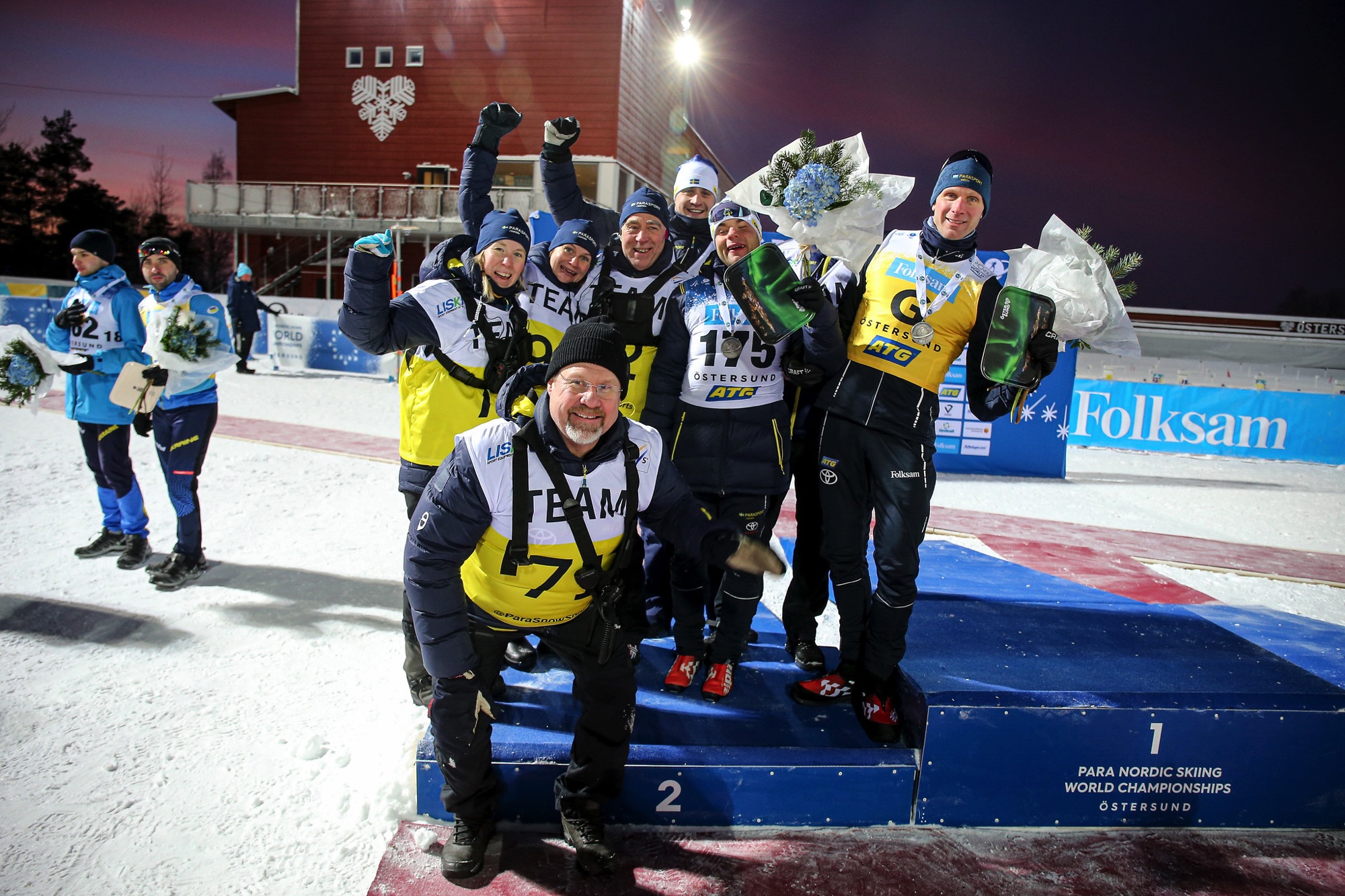 Silvermedaljören Zebastian Modin och det svenska laget jublar på prispallen.
