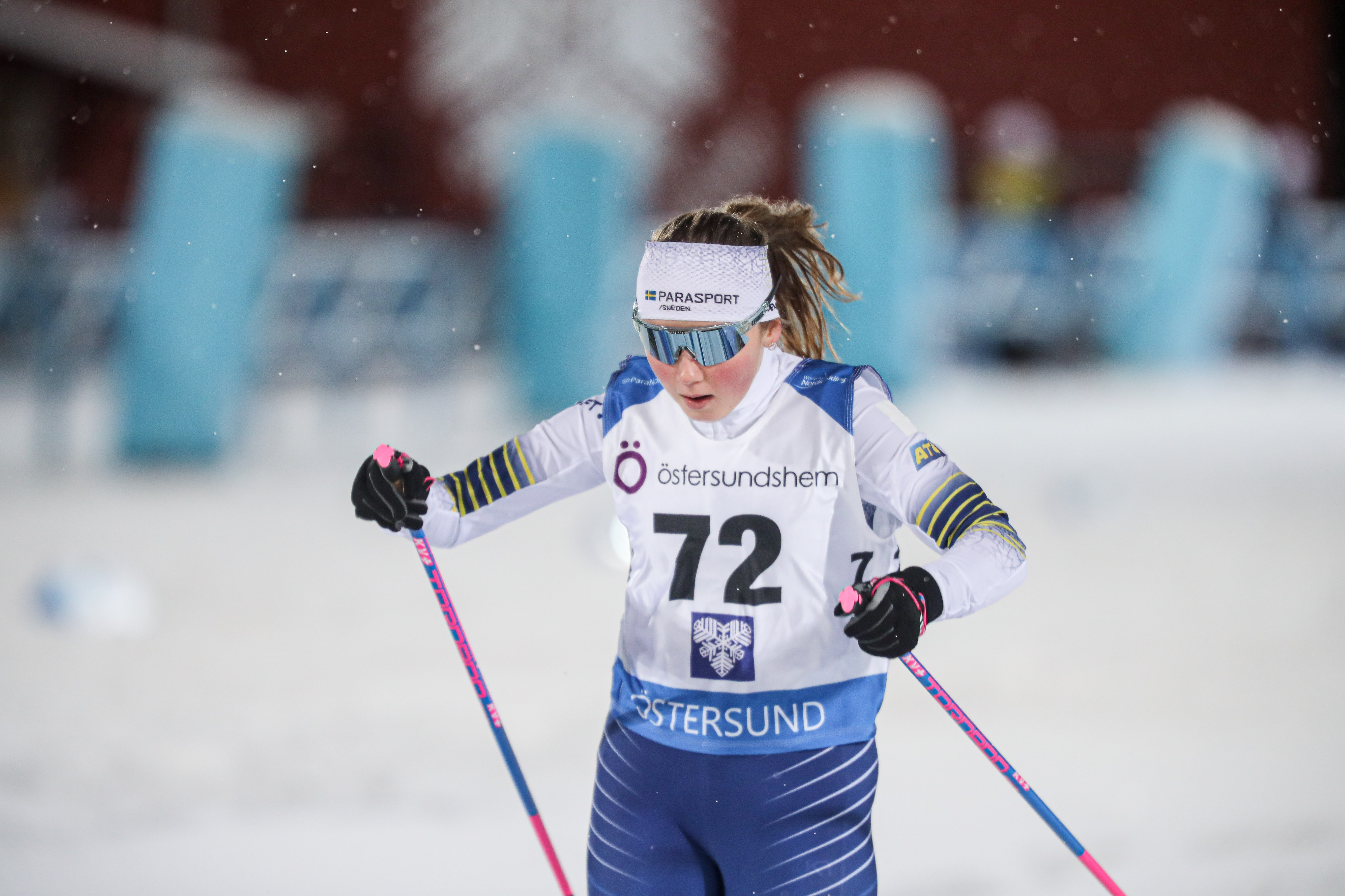 Ellen Westerlund åker skidor på Östersunds skidstadion. Det är kväll och upplyst med strålkastare.
